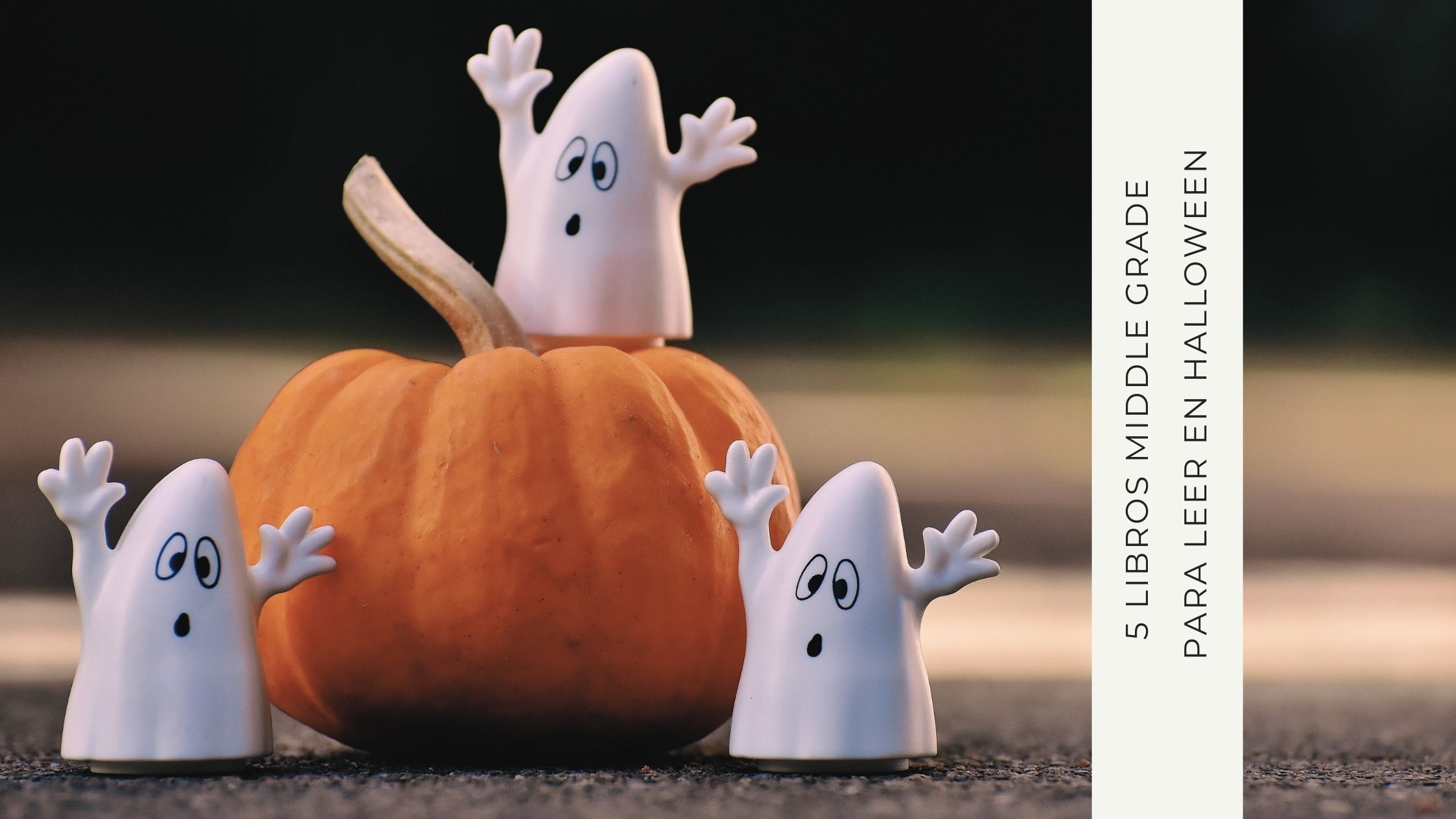 Cabecera del post libros middle grade para leer en Halloween con la foto de una calabaza y tres figuritas de fantasmas